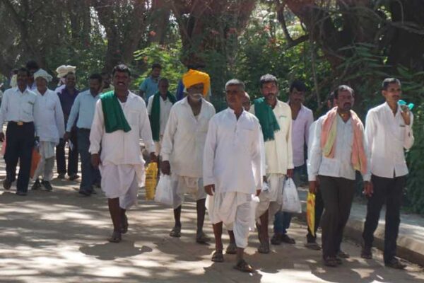 ರೈತರು ತಮ್ಮ ದ್ವನಿ ಬದಲಾಯಿಸಬೇಕಾಗಿದೆ.