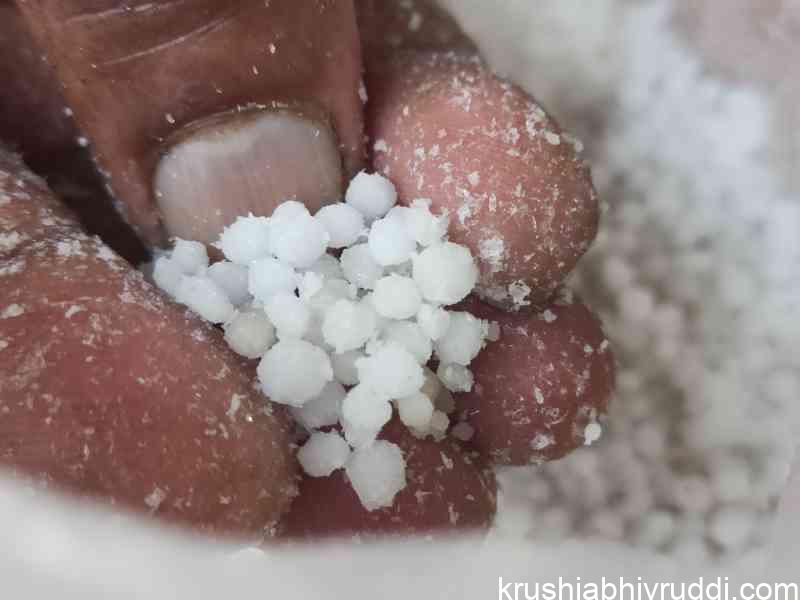 Calcium nitrate (Ca(NO₃)₂)